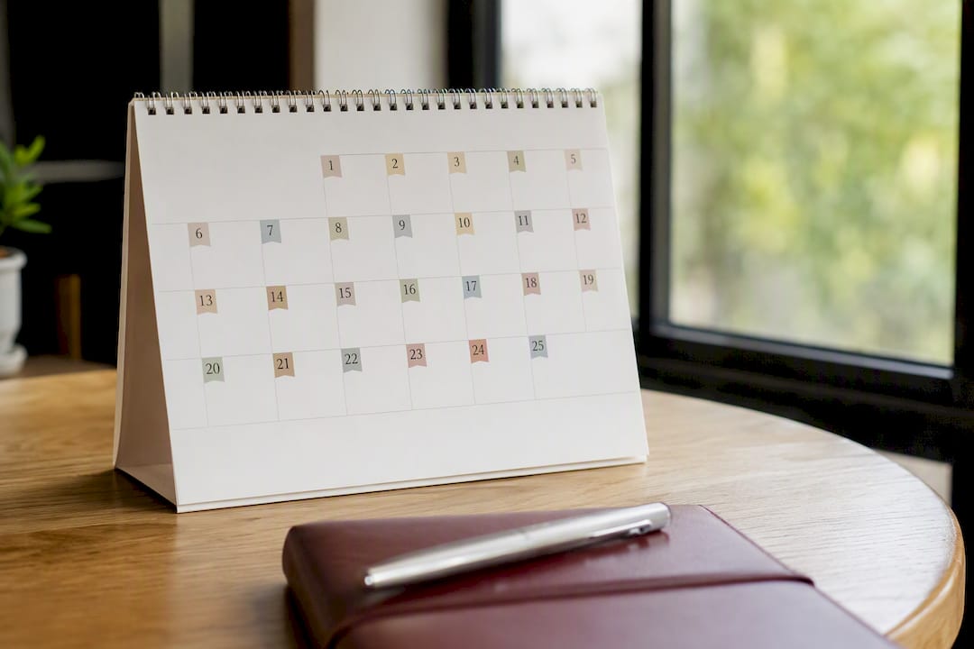 Calendario de escritorio con las fechas clave de impuestos señaladas