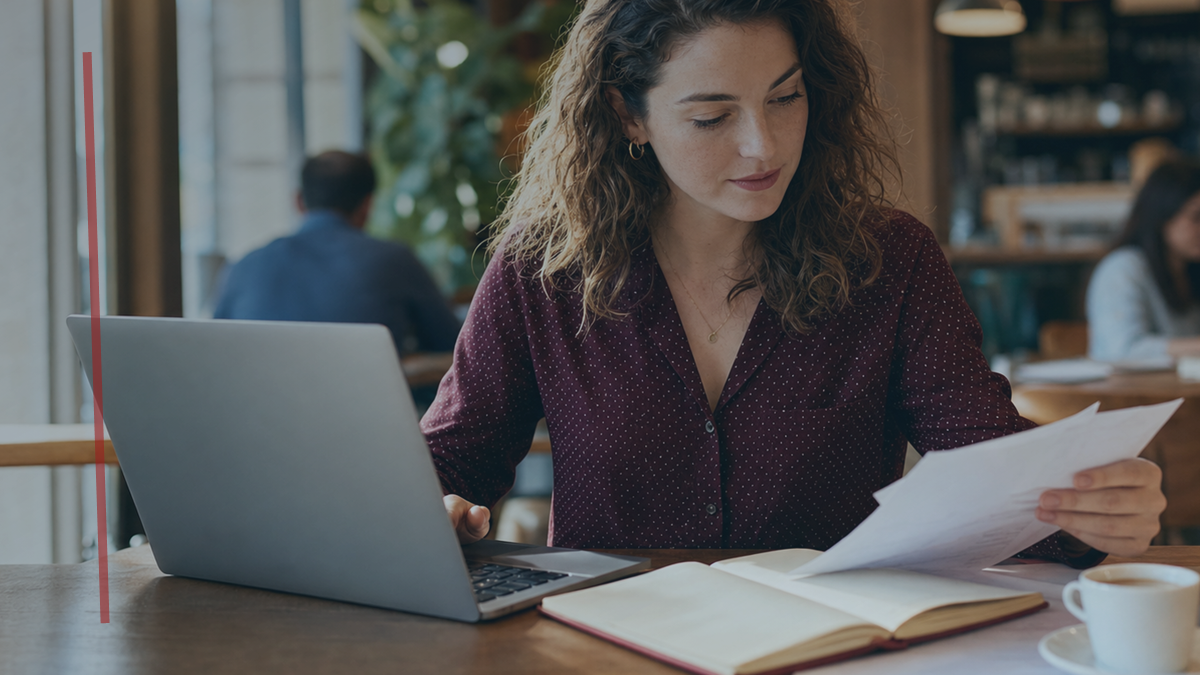 Imagen editorial humana Taxea: Autonomo trabajando con portatil en coworking.