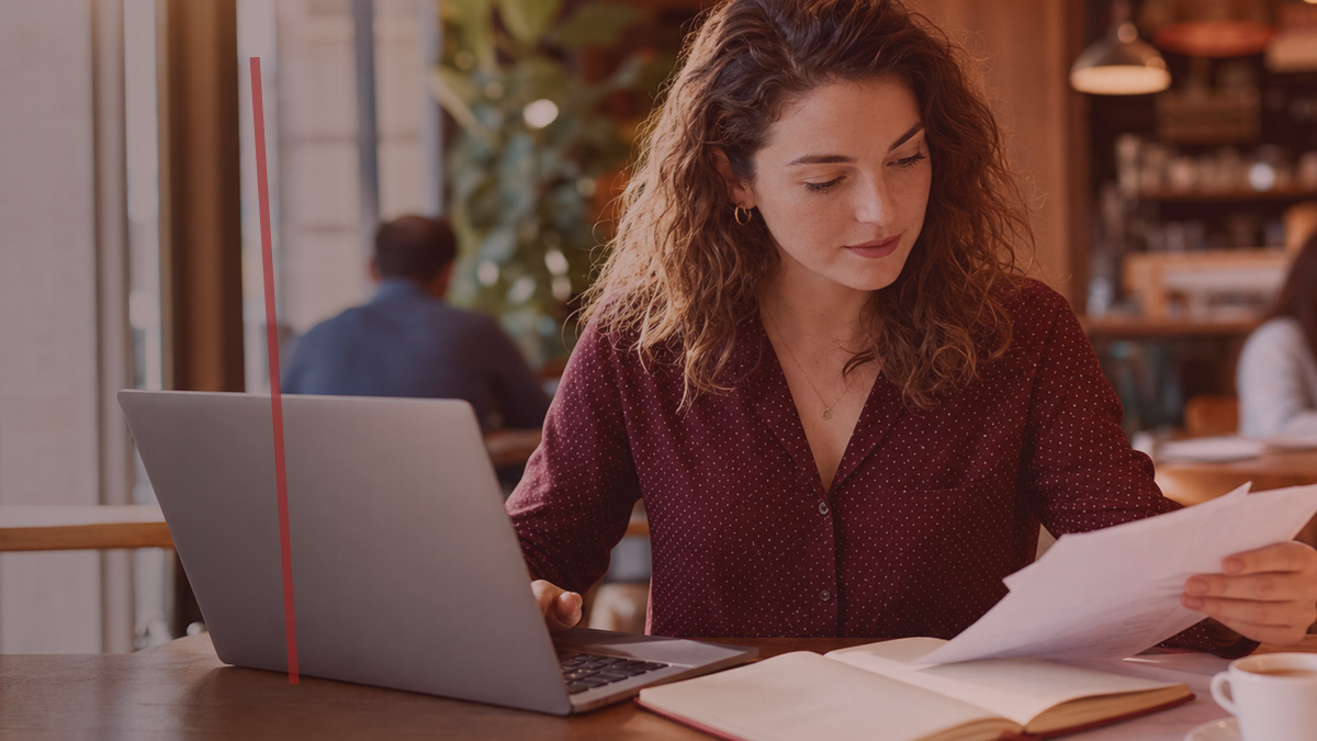 Imagen editorial humana Taxea: Autonomo con portatil y carpeta administrativa.