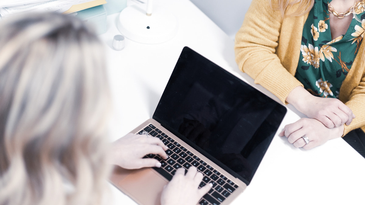 Foto real profesional Taxea: Foto real de Woman Working.