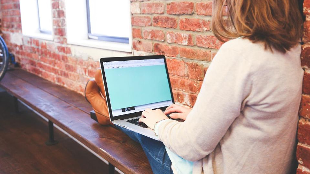 Foto real profesional Taxea: Foto real de Typing Working.