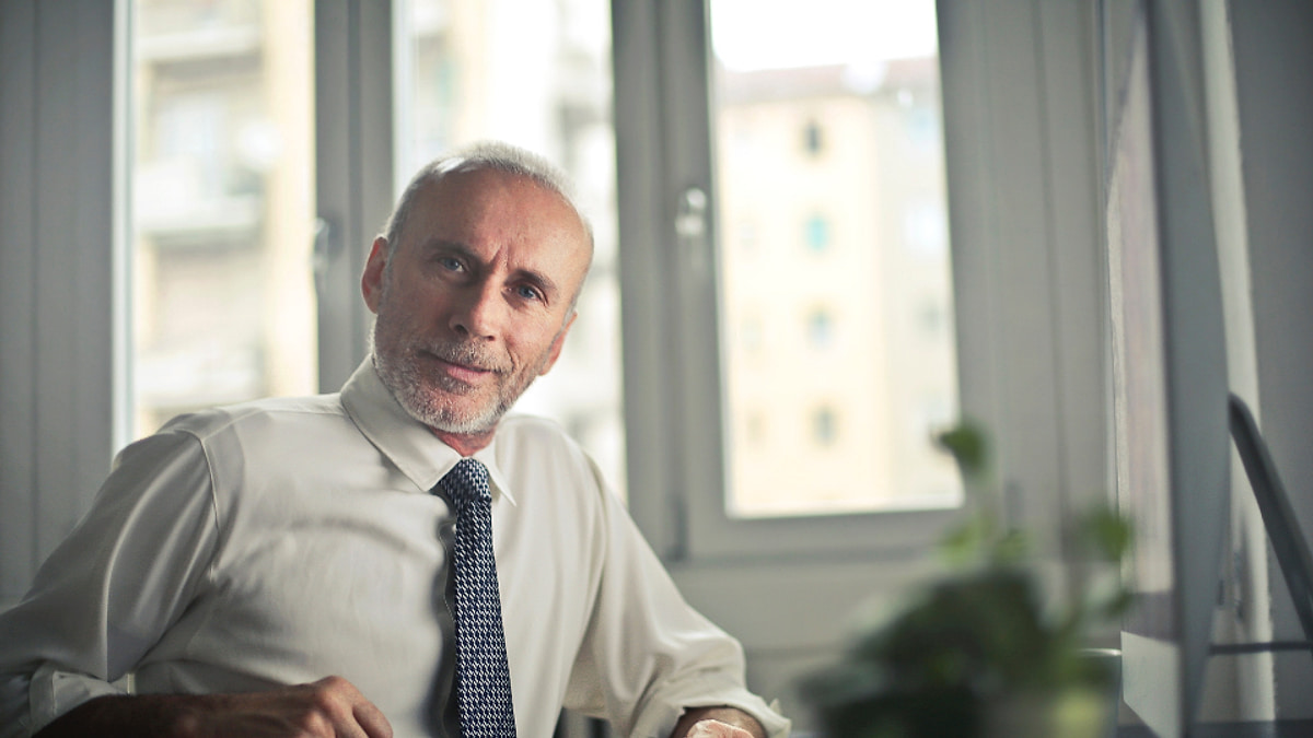 Foto real profesional Taxea: Foto real de Older Businessman.