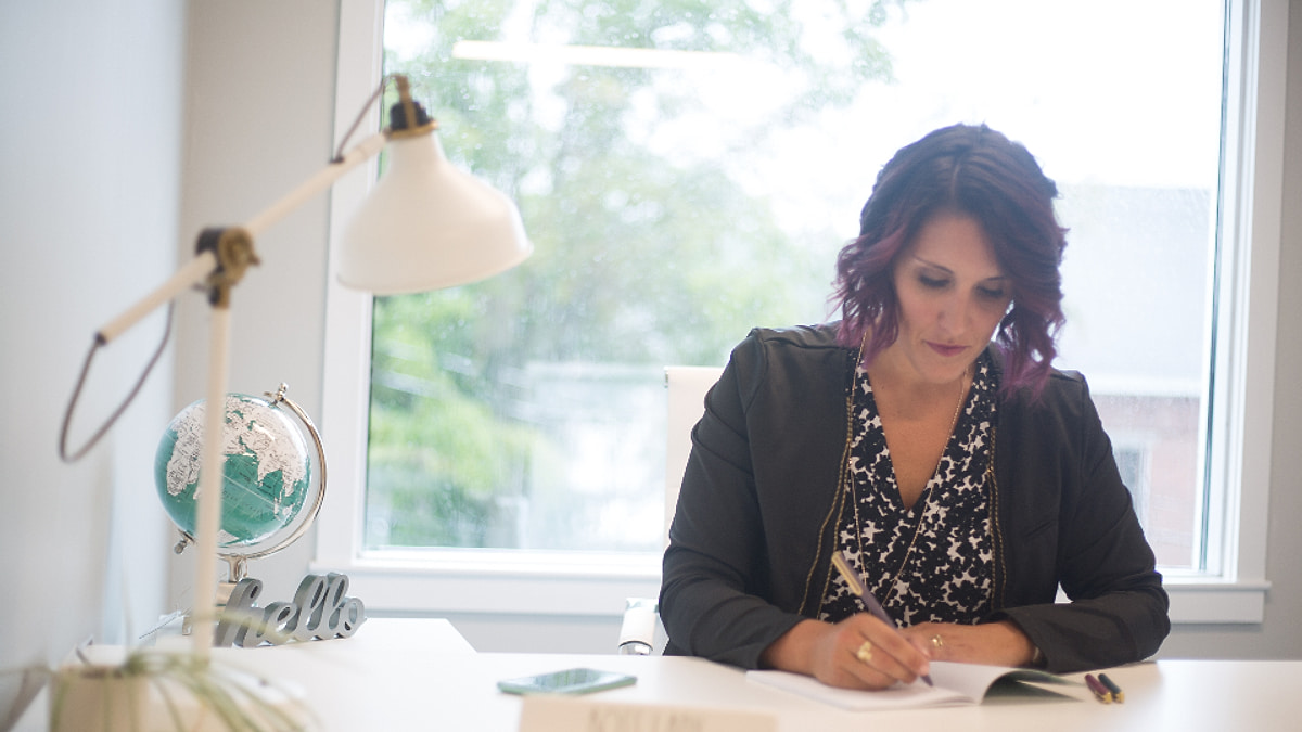 Foto real profesional Taxea: Foto real de Woman Working.