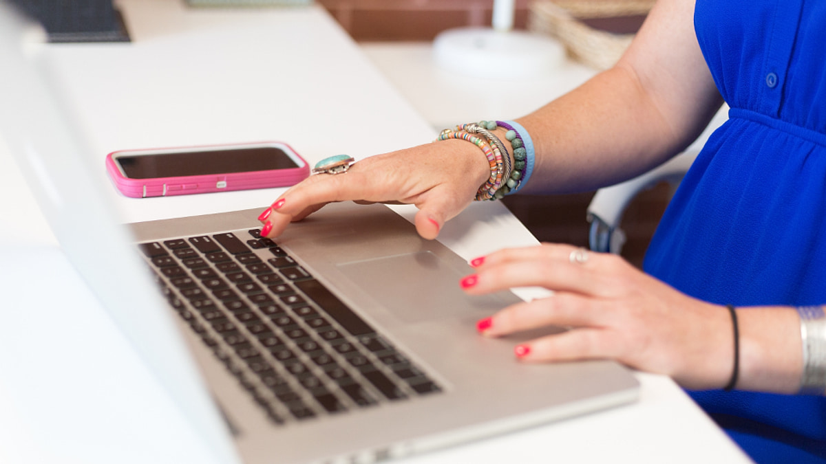 Foto real profesional Taxea: Foto real de Woman Working.