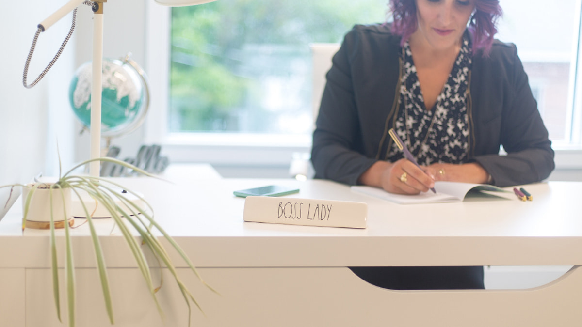 Foto real profesional Taxea: Foto real de Woman Working.