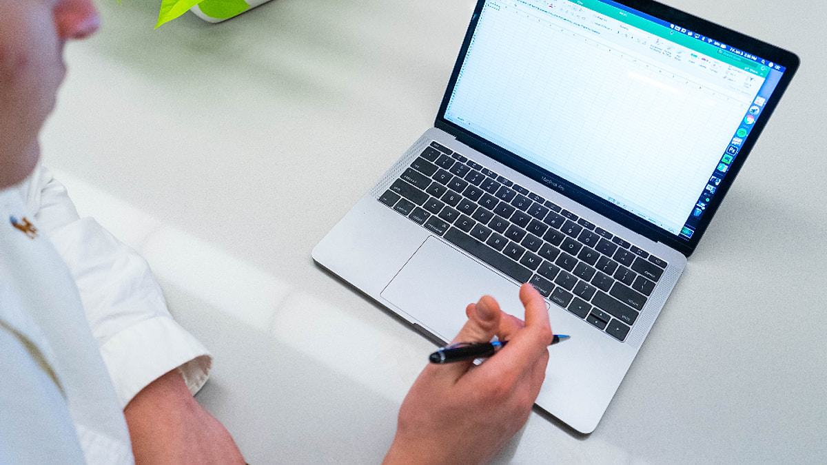Foto real profesional Taxea: Foto real de Laptop Typing.