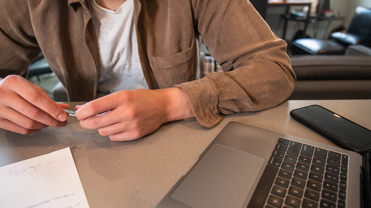 Asesoría online vs. tradicional: Guía de costes, riesgos y Veri*factu